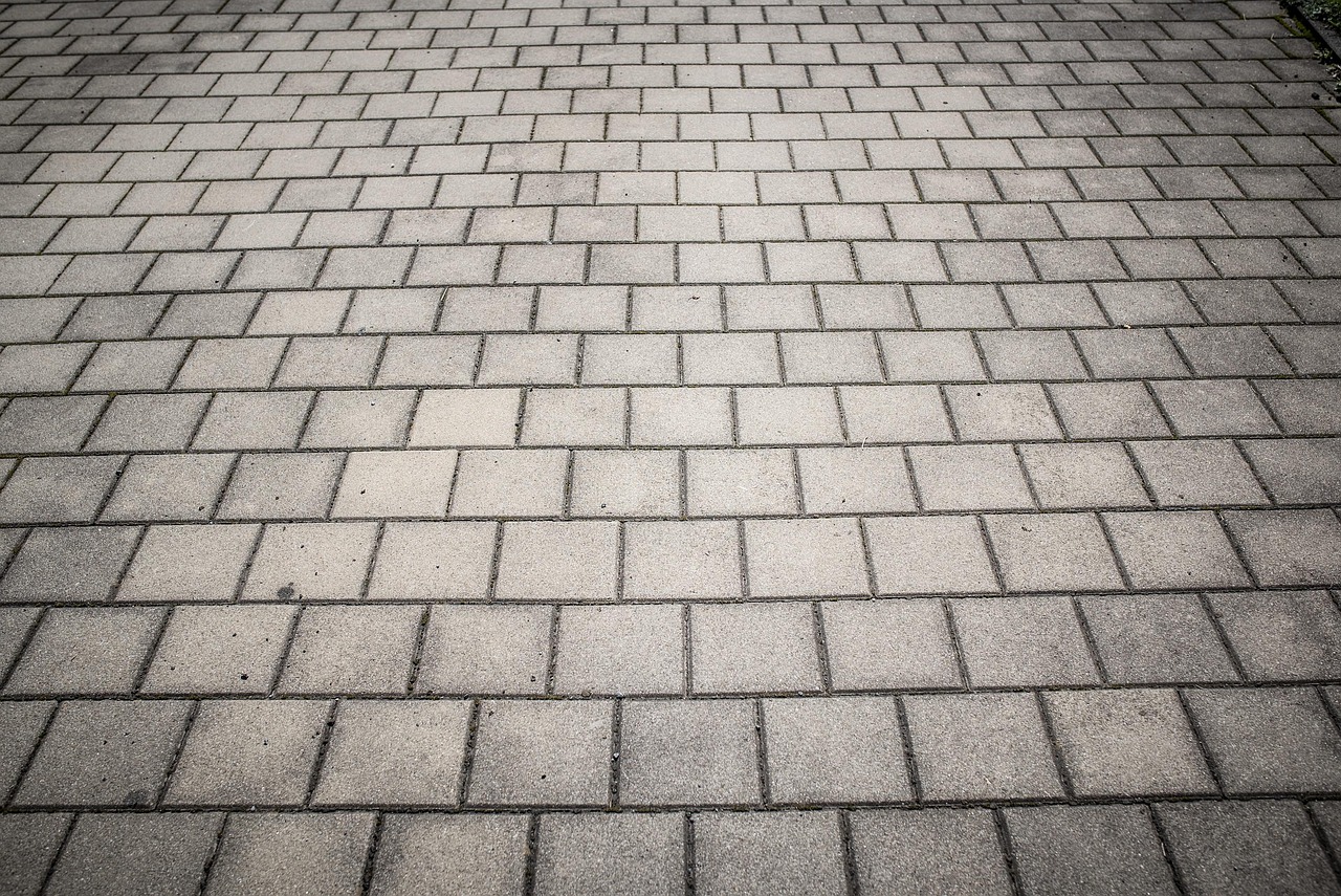 découvrez les avantages du pavage perméable, une solution écologique et durable qui favorise l'infiltration de l'eau et réduit le ruissellement sur vos surfaces extérieures.