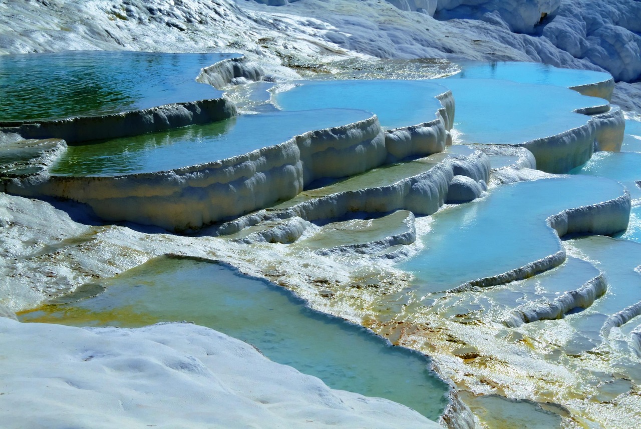 découvrez la beauté naturelle et l'élégance de nos piscines en travertin, alliant durabilité et design raffiné pour un espace extérieur unique.