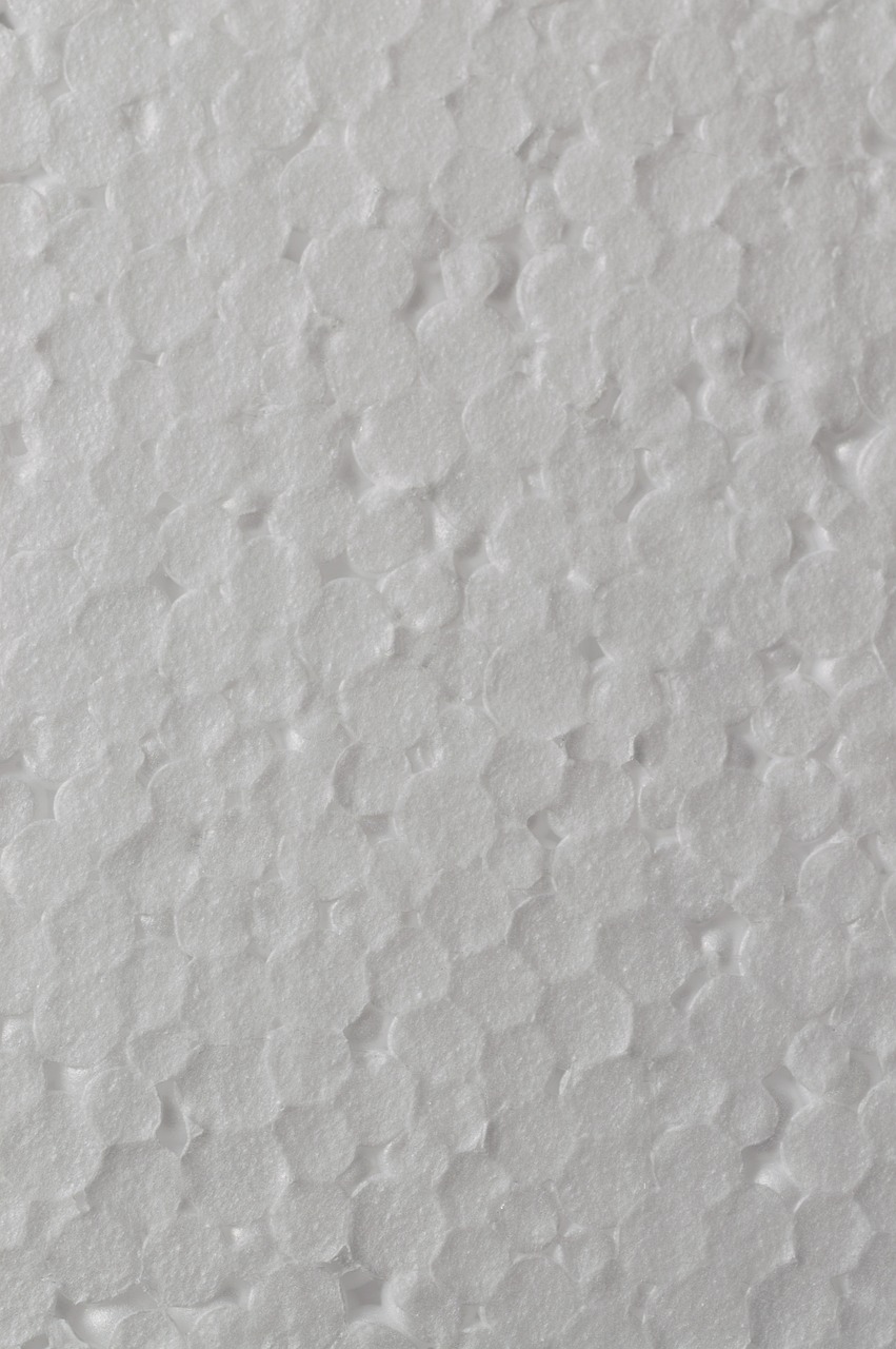 Tout savoir sur le polystyrène en billes : usages, avantages et conseils