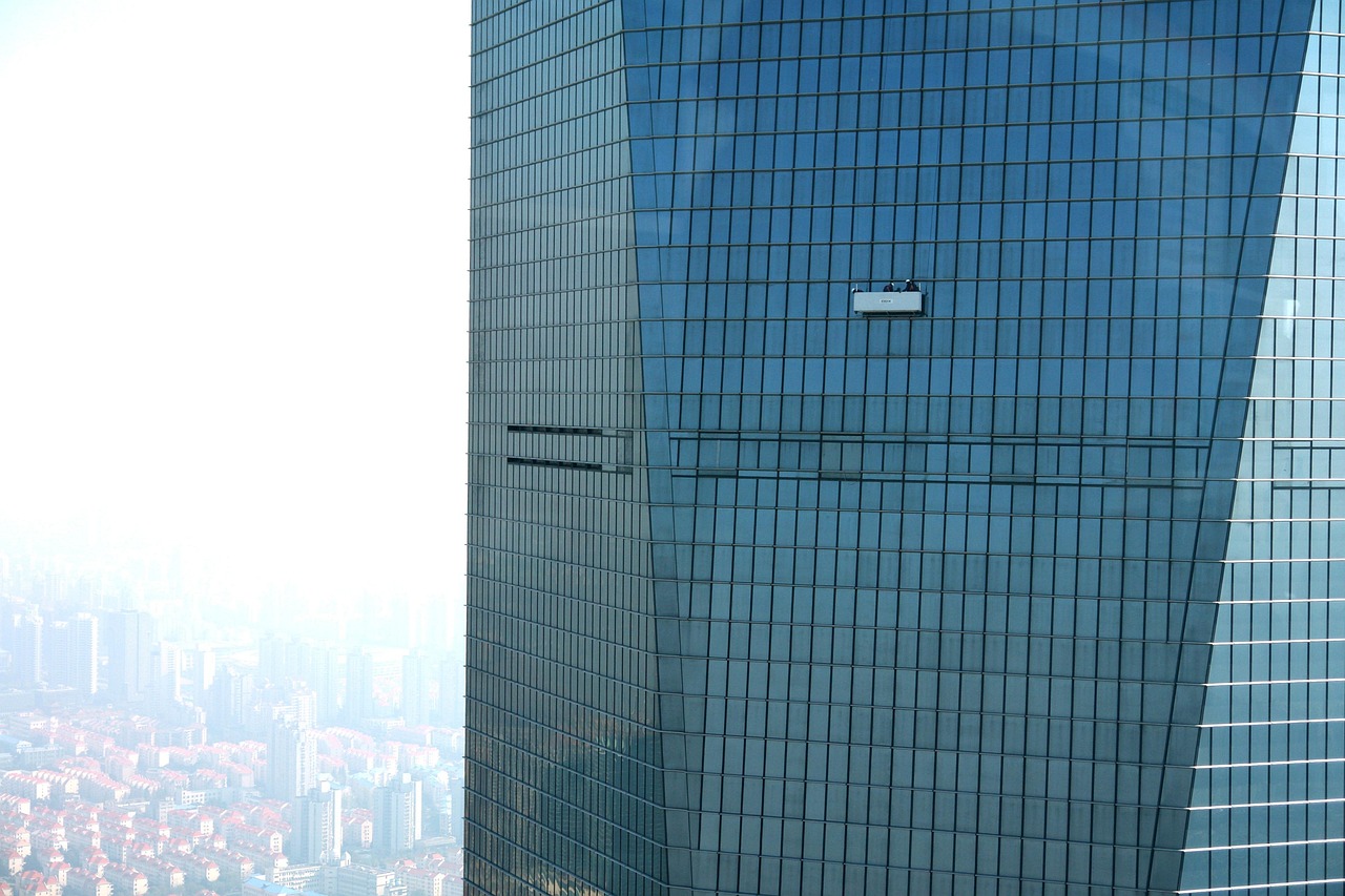 Comment choisir le produit idéal pour nettoyer votre façade efficacement