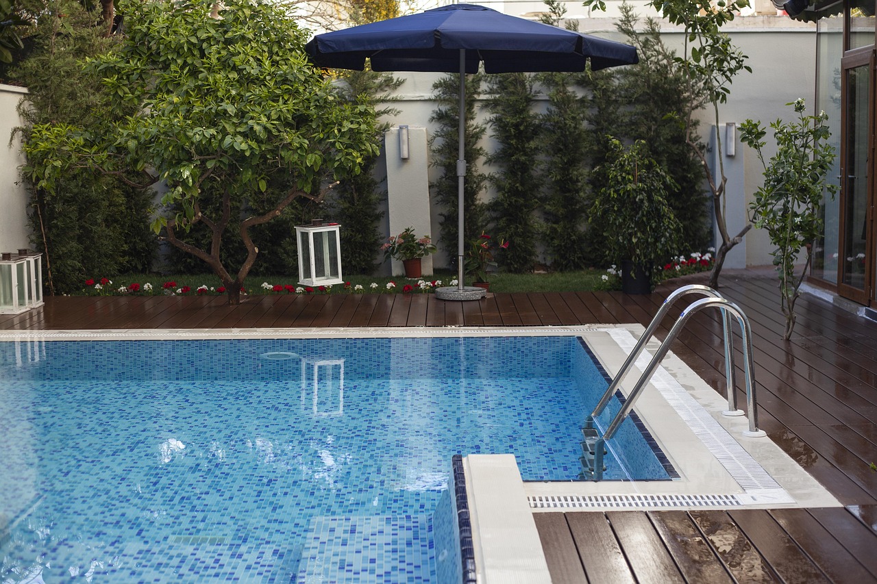 comment aménager une terrasse autour de votre piscine pour l&rsquo;été 2026